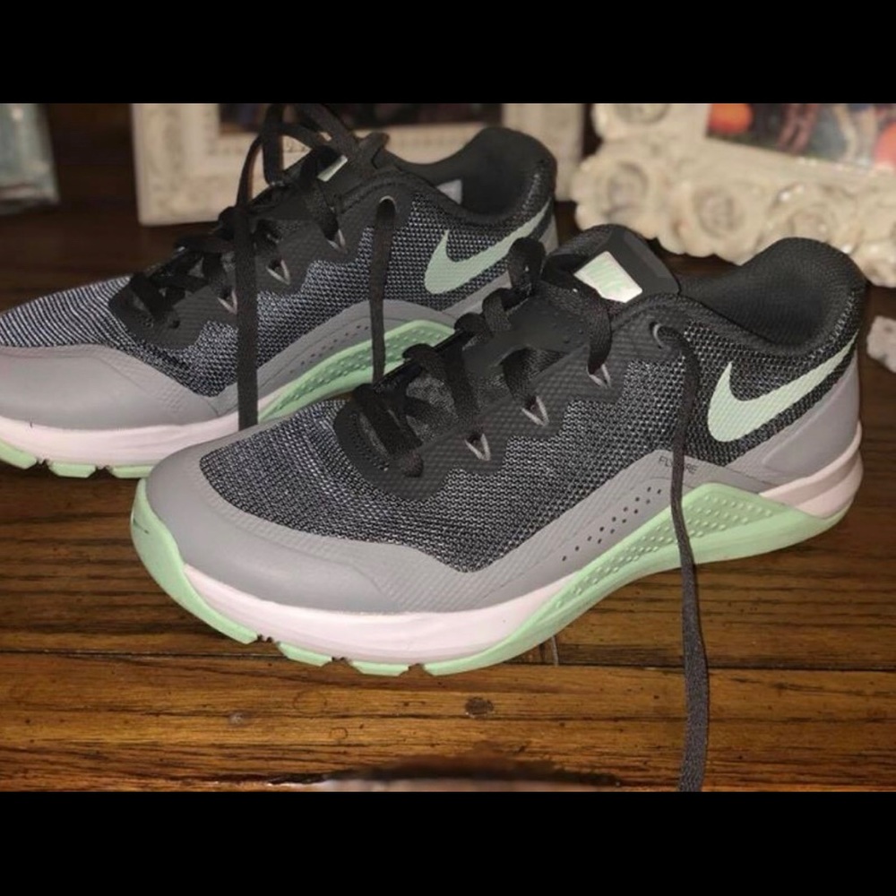 Women’s Nike tennis shoes Size 7 worn once!